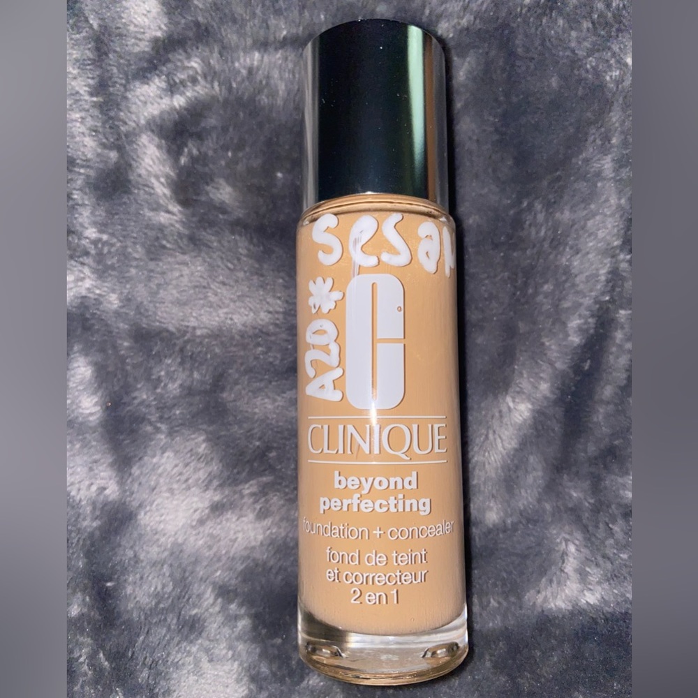 Clinique Beyond Perfect 2n1 Foundation & Concealer  in the shade Sesame A20/WN38